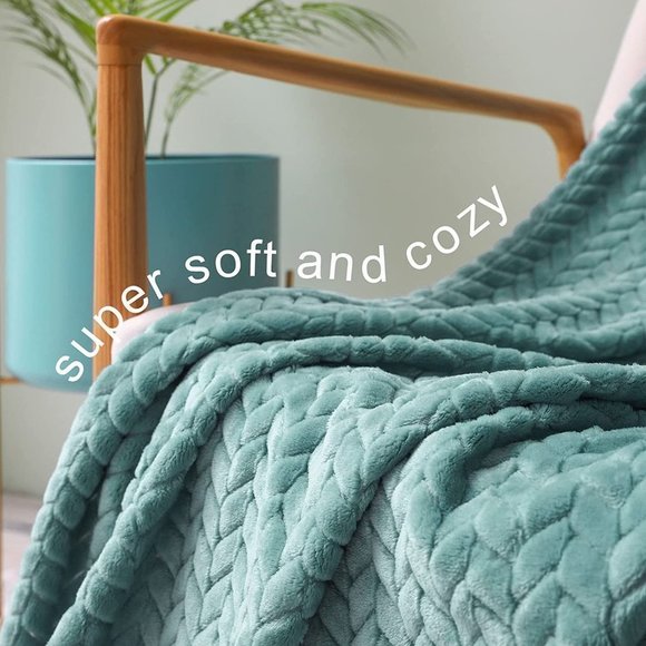 Cozy Knit Jacquard Weave Pattern Decorative Warm Fall/Winter Flannel Blanket - Picture 4 of 15